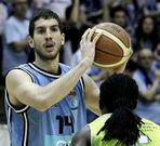 Laso, con el bal�n ante un jugador del Navarra.