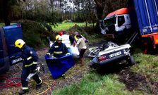 Estado en el que qued� el veh�culo accidentado tras ser arrollado por el cami�n de la imagen.