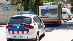 La caravana donde viv�a el supuesto autor conten�a varios objetos contundentes y otros indicios sobre la implicaci�n del ocupante en los asesinatos.