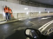 T�cnicos municipales, el pasado s�bado, inspeccionando la zona del bache del t�nel de Mar�a Pita. 