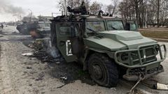 Veh�culos militares rusos destruidos en una carretera de J�rkov