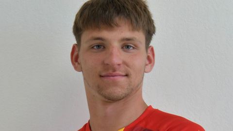 Maksym Koval fue internacional sub-17 con Ucrania y comenzó la temporada en el Sambir-Nyva-2, de la tercera categoría.