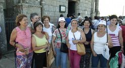 Un grupo de peregrinas de Merza, se uni� desde la parroquia cruce�a al de Pontededesma. 