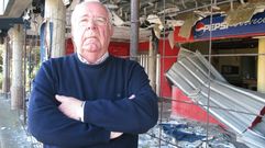 Gonzalo Rodrguez, hace unos aos ante los restos de la sala de fiestas A Revolta, que l impuls junto a otros socios