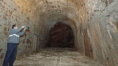 Aquelarres en Pi�eira. Un libro del abogado y pol�tico monfortino Ricardo Rodr�guez Vilari�o de Barbeito, escrito en el a�o 1.896 y reeditado recientemente por Agrasar Editores, recoge una leyenda que situaba las reuniones de las brujas de la contorna en la antigua bodega excavada en el monte de de Pi�eira