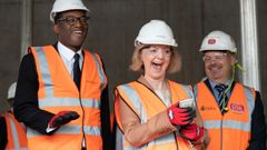 El ministro Kwarteng y Truss, durante su visita el martes a un campus de innovaci�n m�dica en Birmingham.