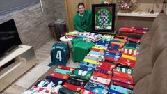 Dani posa con su extensa colecci�n de camisetas