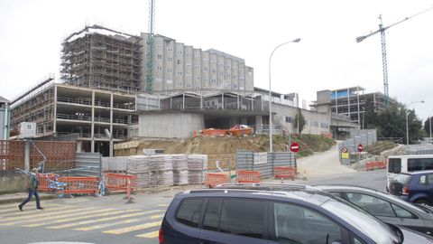 Actualmente se trabaja en tres construcciones. A la izquierda, el edificio Sur, donde ir� la gerencia y servicios administrativos. En el medio, arriba, el a�adido del edificio principal actual. Y a la derecha, el primero de los tres m�dulos del edificio Este, donde ir�n urgencias, la uci, Nefrolog�a, Pediatr�a y nuevas �reas de hospitalizaci�n, adem�s de las cocinas y vestuarios.
