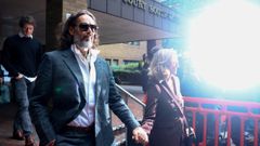 Russell Brand llega al juzgado de la mano de su mujer, Laura.