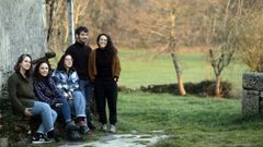 De izquierda a derecha, Gemma, Raquel, Luc�a, Carlos y Candela, en la casa de Monterroso donde viven cuatro de los nueve amigos del grupo