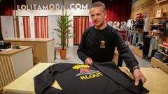Juan Mill�n, en la sede de Noia de Lolita Moda, con una de las sudaderas de la marca que han puesto en marcha: Klout