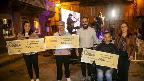 Julián Bustelo con los clientes que se hicieron con los tres vales de compra