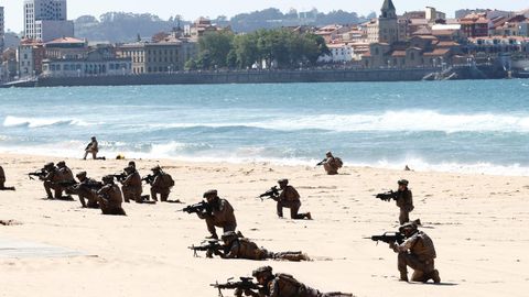 Exhibicin en la playa de San Lorenzo con motivo del Da de las Fuerzas Armadas