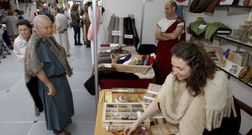 Hai postos con artesan�a e moda diante do Concello e logo obradoiros nos soportais. 