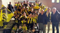Imaxe da celebraci�n do ascenso do CD Ribadumia, coa maior�a dos integrantes do equipo xa renovados para xogar na Preferente.