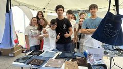 Los j�venes del colectivo �urega en el mercadillo de Canido. 