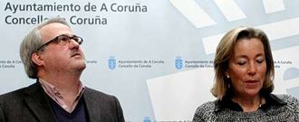 Roberto Coira y Rosa Gallego, durante una rueda de prensa en el Sal�n Real de Mar�a Pita. 