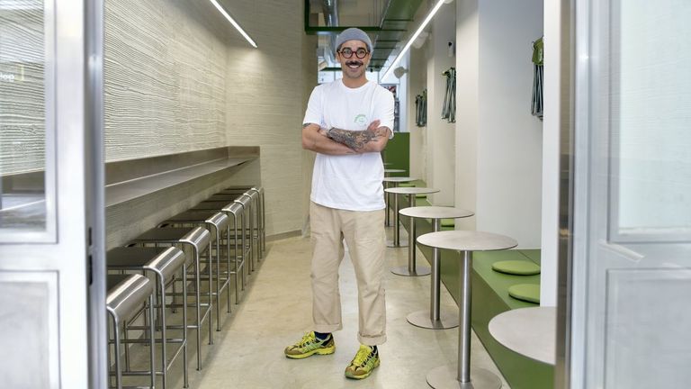 Adrin Felpez, en el local de Rosmn Burger en Ra Nova