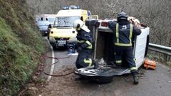 Efectivos de Bomberos intervienen en un accidente de tr�fico