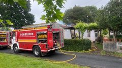 Intervenci�n de los bomberos en el incendio de una vivienda en Vilasantar