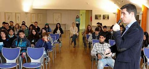 Un grupo de alumnos del IES de Sar asisten a una charla de Justo Sierra en el pol�gono del Tambre.
