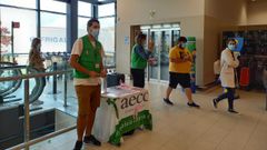 La campa�a de la AECC, en uno de los supermercados de Lidl en la provincia