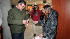 El cabeza de lista de Ciudadanos al Congreso por Asturias, Ignacio Prendes, ha votado en las elecciones generales en el colegio electoral ubicado en la antigua pescadera de Gijn