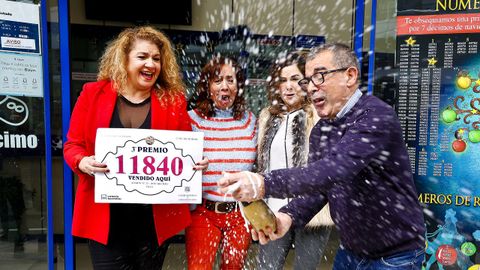 Calle Zamora, 58. Corri� el champ�n en esta r�a de Vigo por los 250.000 euros repartidos con cinco boletos del tercer premio. Numerosos vecinos quisieron saludar a los encargados de repartir estos premios en el centro de Vigo. La administradora actual vivi� este a�o su primer sorteo al frente de negocio.