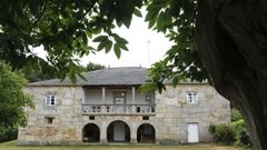 El colegio de Duancos est� muy cerca de la carretera N-640 y de un complejo hostelero, con el que no tiene nada que ver