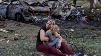 Una mujer y su hija junto al lugar de un bombardeo en Borispil, Ucrania.