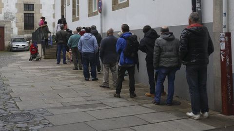 Las Cocinas Econmicas, en foto de archivo cola en la de Santiago, realizan una labor esencial