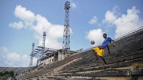 Un niño somalí maneja un balón en el estadio de Mogadishu después de que la Misión de la Unión Africana en Somalia (AMISOM) abandonara el estadio en Mogadiscio, Somalia. El estadio de Mogadiscio se ha ocupado como base de la AMISOM desde 2011 volvió a ser el terreno público que solía ser