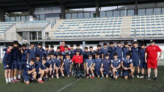 Los futbolistas cadetes de la SD Viveiro arropan a Kiko Rey (en el centro) antes del entrenamiento de este martes.