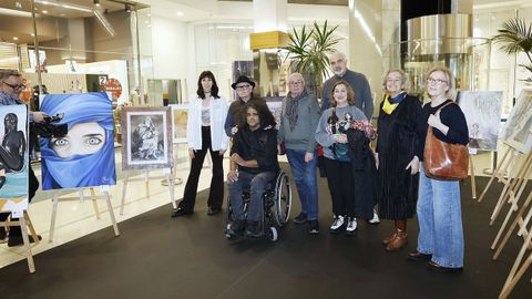 Artistas de la exposici�n EncontrArte en el centro comercial Ponte Vella 