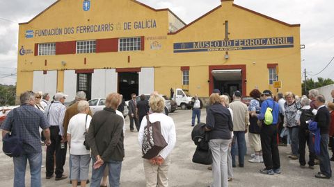 Un grupo de visitantes ante la entrada principal del museo ferroviario de Monforte