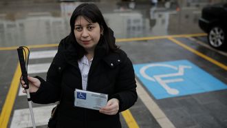 Y�sica Val, con su tarjeta de estacionamiento, delante de la plaza donde fue multada