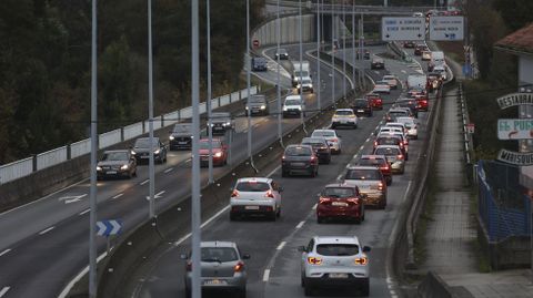 Las vas de entrada a Santiago se saturan cada maana, porque la ciudad recibe a 25.389 personas