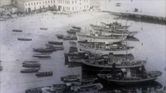 Playa de Celeiro en 1957, el Madre Andrea de la casa de los Manzanos en el centro de la foto, primer bonitero junto al Nuevo Quintanero con viveros incorporados, se le ven delante del puente de gobierno. 