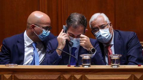 De izquierda a derecha, el ministro de Finanzas, Joao Leao; el secretario de Estado para Asuntos Parlamentarios, Duarte Cordeiro, y el primer ministro, Ant�nio Costa, durante el debate de presupuestos