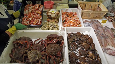 Venta de marisco y pescado en el mercado de Ribeira.