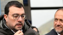 El presidente del Principado de Asturias, Adri�n Barb�n (i), ye l presidente de la Diputaci�n Provincial de Le�n, Gerardo �lvarez Courel,atienden a los medios en la Estaci�n Invernal Fuentes de Invierno