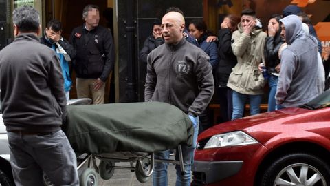 | EFE.Traslado del cad�ver del joven fallecido en su vivienda, en Bermeo (Vizcaya)