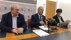 El alcalde (en el centro) explic� los prespuestos, ayer en el Ayuntamiento con los concejales Jos� Luis �lvarez y Gloria Prada