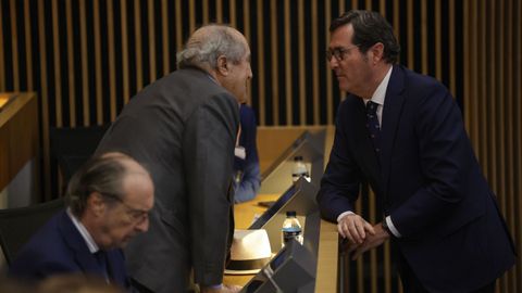 El presidente de la Confederaci�n Espa�ola de Organizaciones Empresariales (CEOE), Antonio Garamendi (derecha), durante la jornada �Absentismo x IT: un problema de pa�s� organizada en Madrid