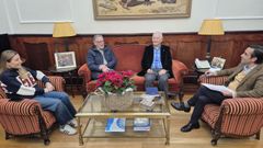 Un momento de la reuni�n entre el alcalde, la edila de Urbanismo y los representantes vecinales. 