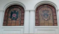 El emblema de la dictadura est en la escalinata del edificio del club.