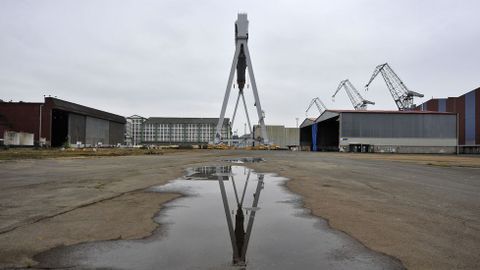 NAVANTIA FENE CON LA GR�A P�RTICO AL FONDO