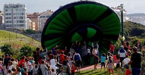 El fuerte viento provoc� que alg�n hinchable tuviese que ser �rescatado� por los asistentes