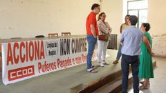 Jos� Luis Garc�a Pedrosa (de rojo), con miembros del comit� de Acciona, la concesionaria de la limpieza hospitalaria en Pontevedra, este mi�rcoles