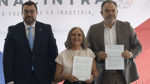 El presidente del Principado de Asturias, Adrian Barb�n (i); la presidenta de la C�mara Nacional de la Industria de la Transformaci�n, Lourdes Medina (c), y el presidente C�mara Comercio Oviedo, Carlos Mart�n, posan durante un evento protocolario este martes en Ciudad de M�xico (M�xico)